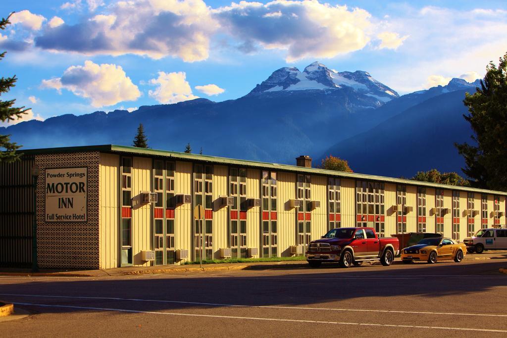 Grizz Hotel Revelstoke Exterior photo