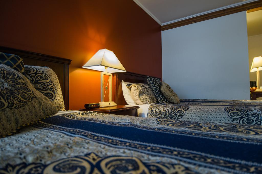 Grizz Hotel Revelstoke Exterior photo