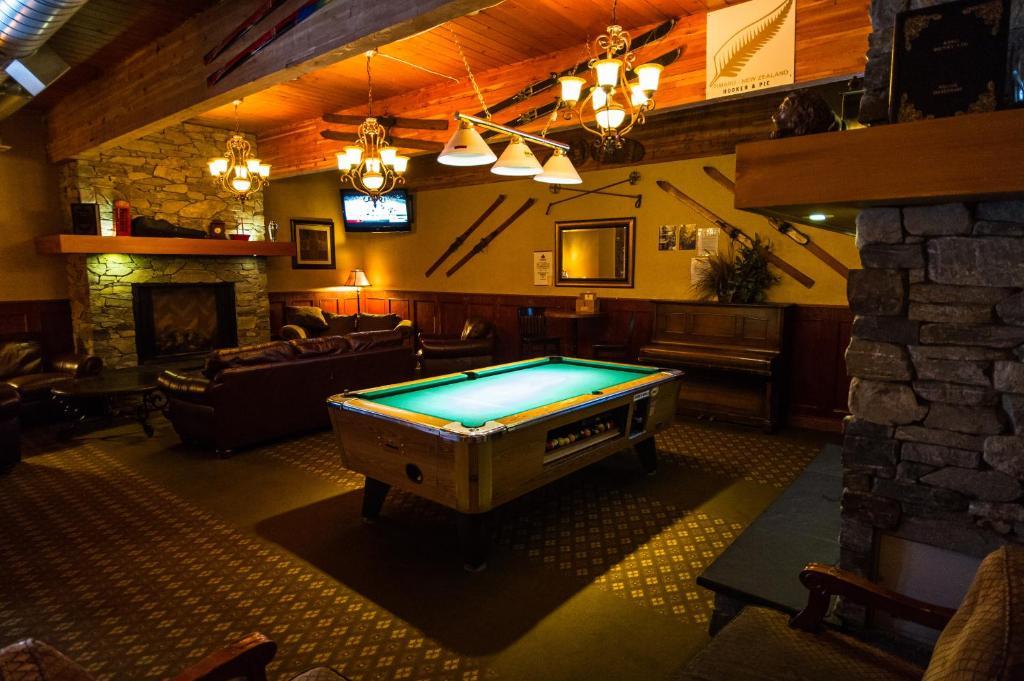 Grizz Hotel Revelstoke Room photo