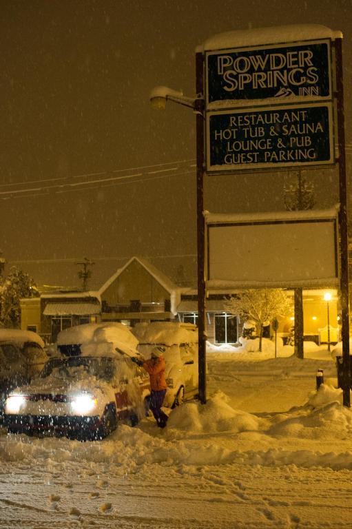 Grizz Hotel Revelstoke Exterior photo