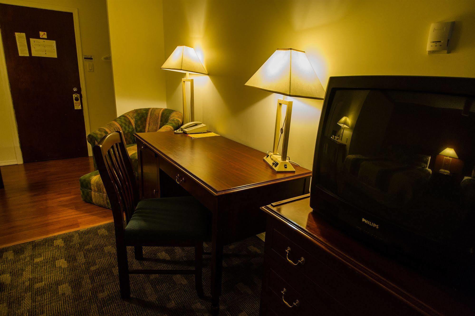 Grizz Hotel Revelstoke Exterior photo