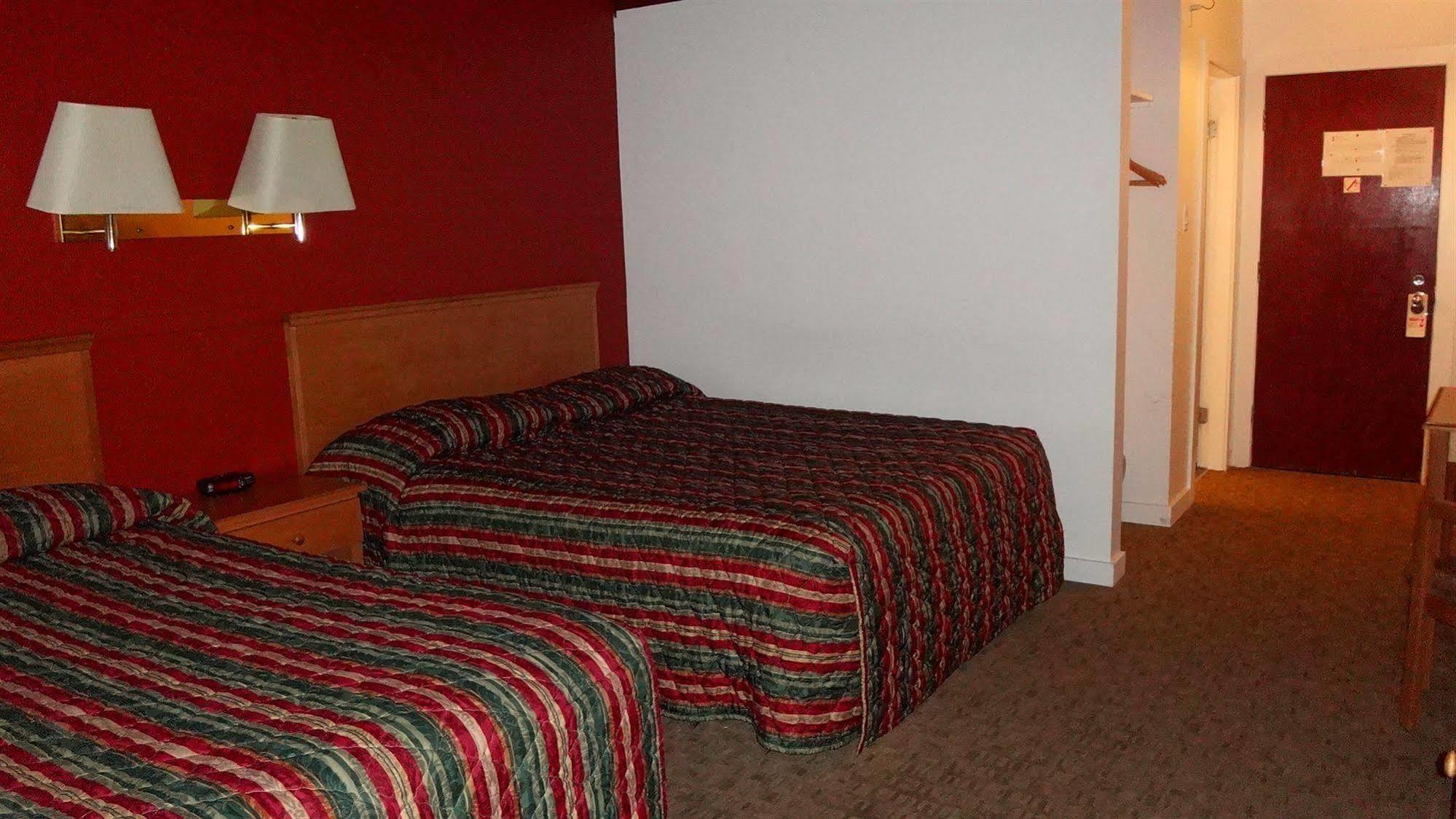 Grizz Hotel Revelstoke Exterior photo