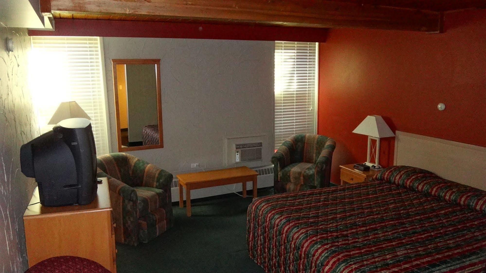 Grizz Hotel Revelstoke Exterior photo