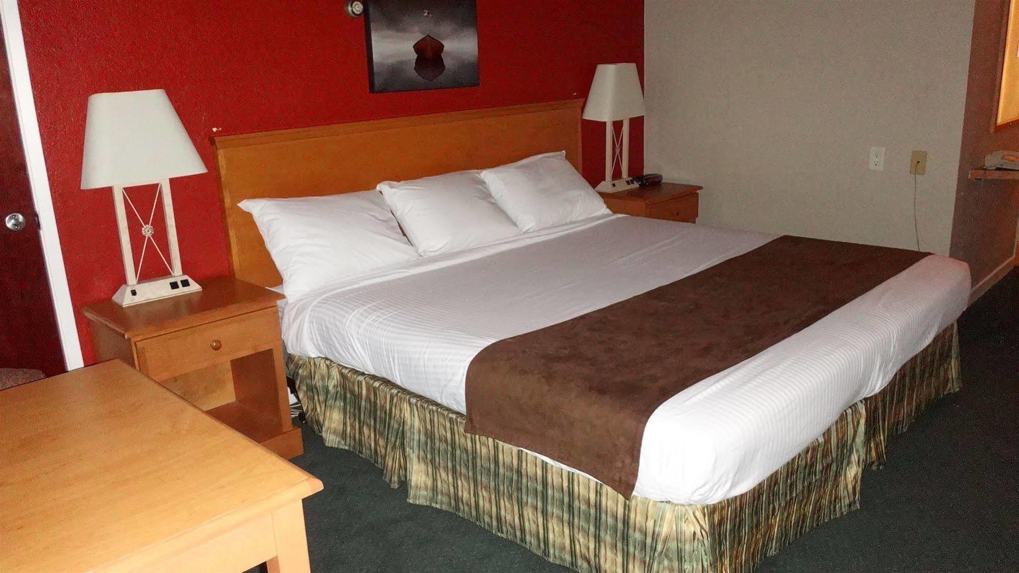 Grizz Hotel Revelstoke Exterior photo