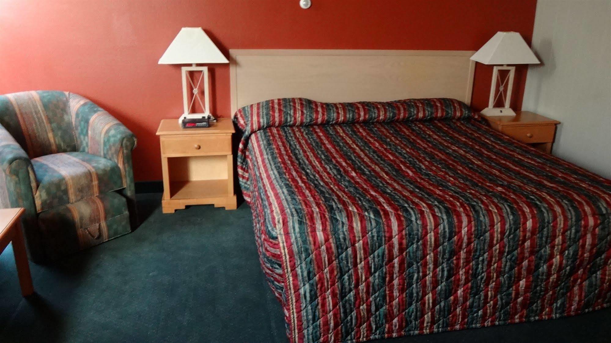 Grizz Hotel Revelstoke Exterior photo