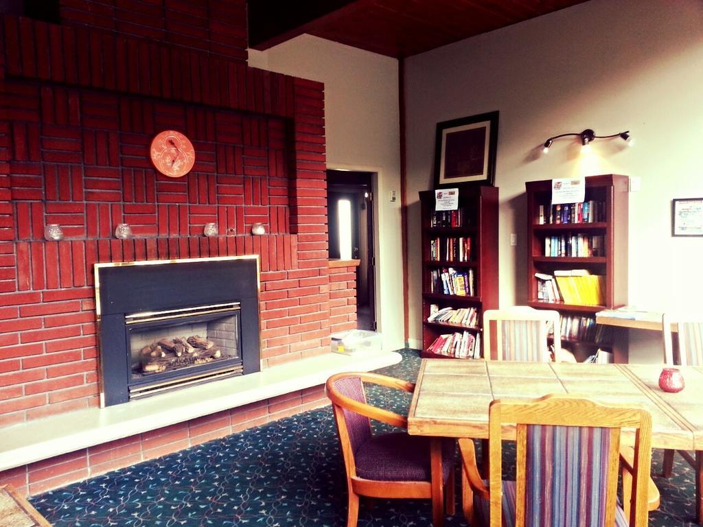 Grizz Hotel Revelstoke Exterior photo