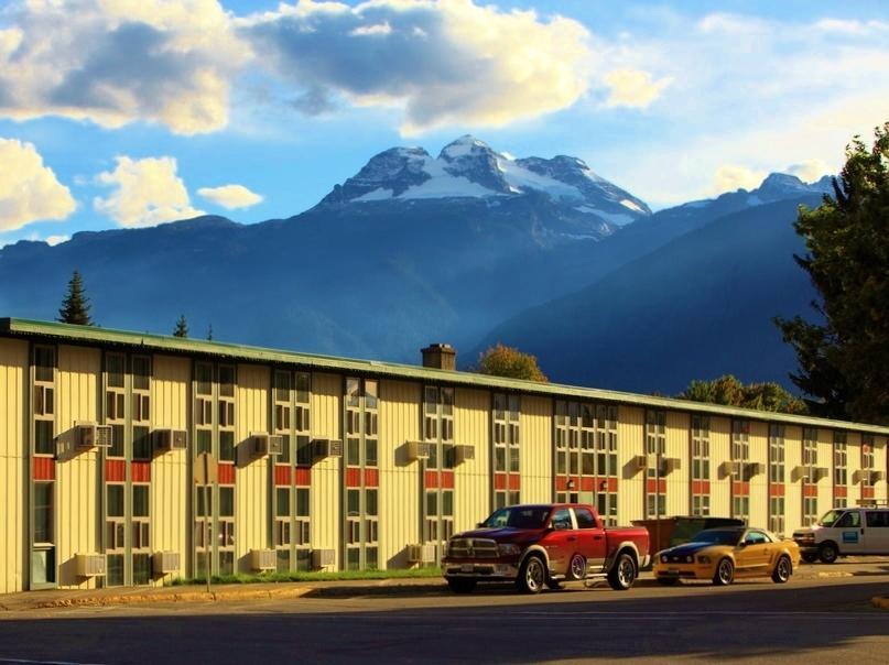 Grizz Hotel Revelstoke Exterior photo
