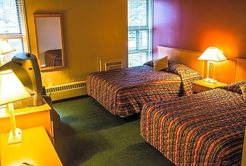 Grizz Hotel Revelstoke Exterior photo
