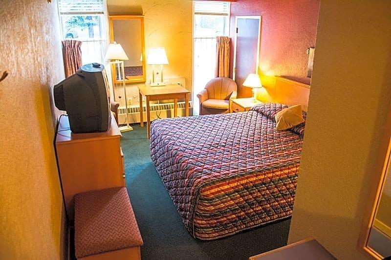 Grizz Hotel Revelstoke Exterior photo