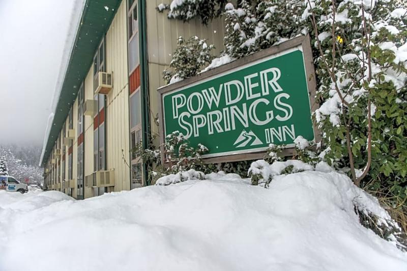 Grizz Hotel Revelstoke Exterior photo
