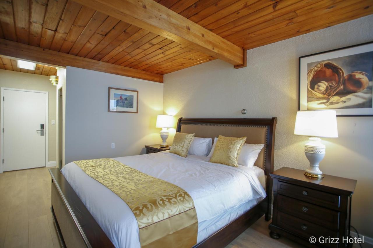 Grizz Hotel Revelstoke Exterior photo