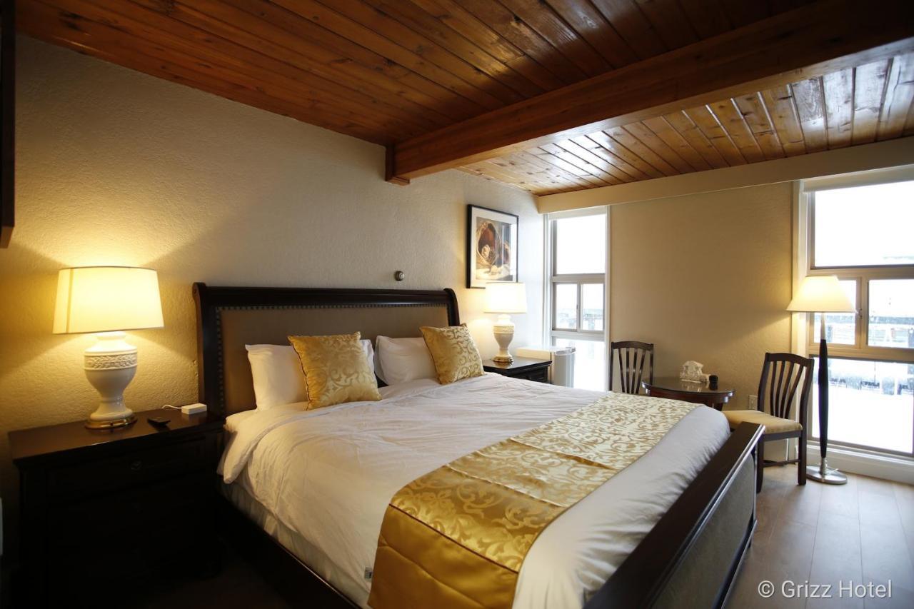 Grizz Hotel Revelstoke Exterior photo